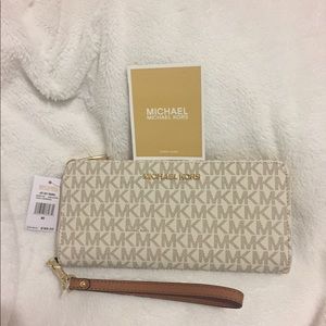 Michael Kors Jet set Travel wallet zip around. Nwt